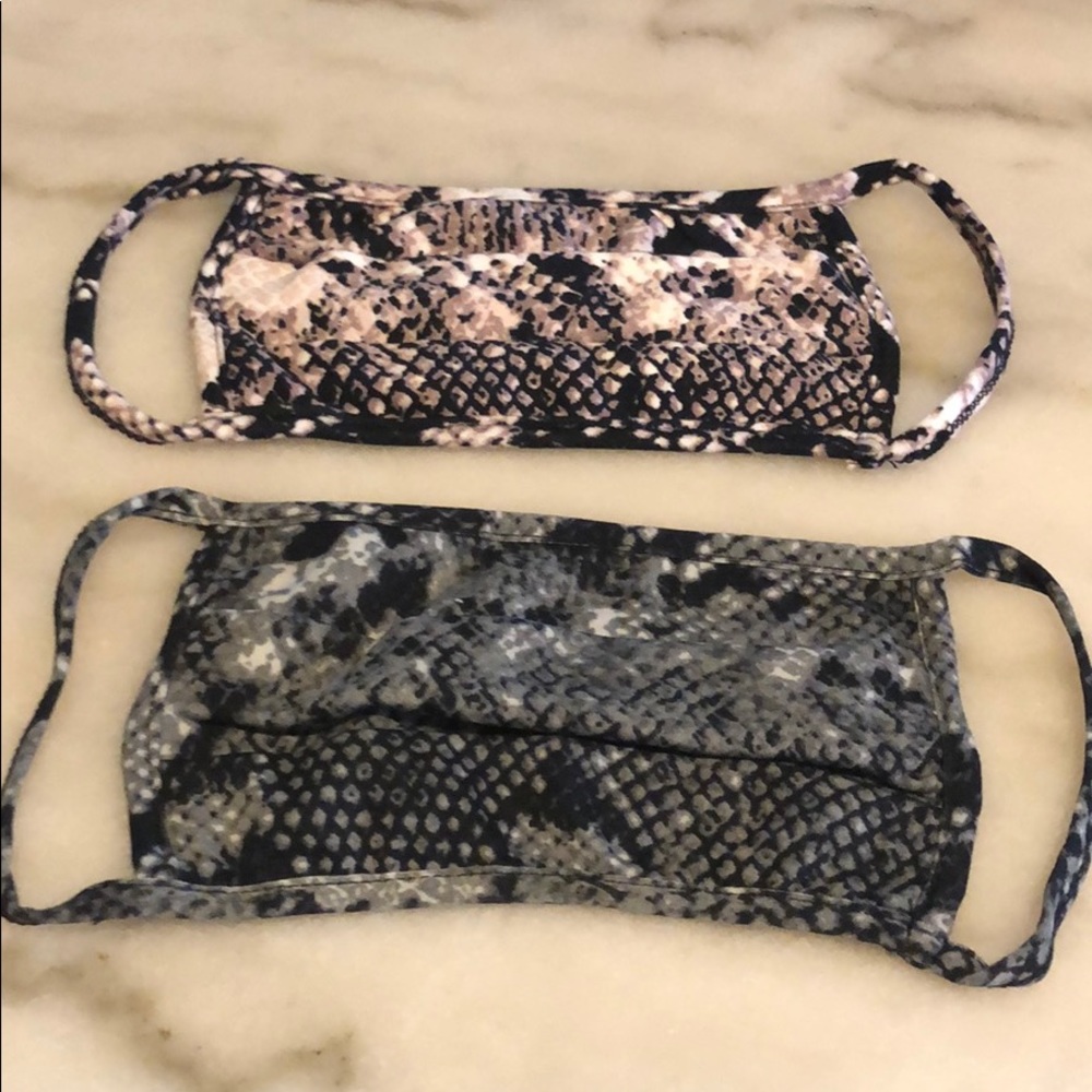2 for 20! Black snake print face mask - Picture 5 of 7